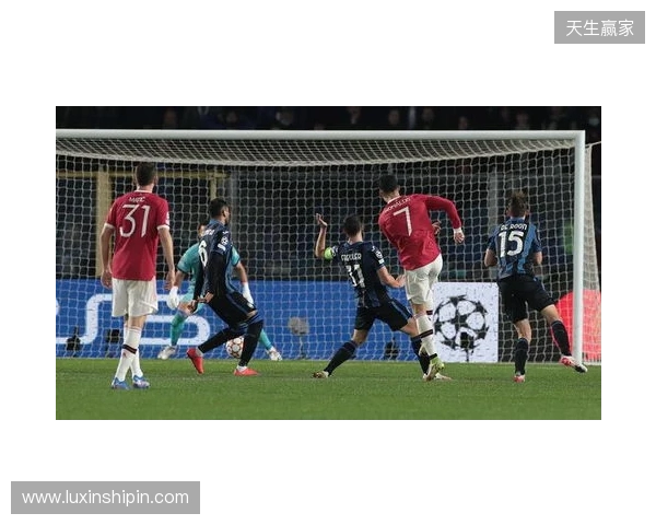 记者:因下赛季很大概率有欧冠踢,曼联想B费再至少留队1年